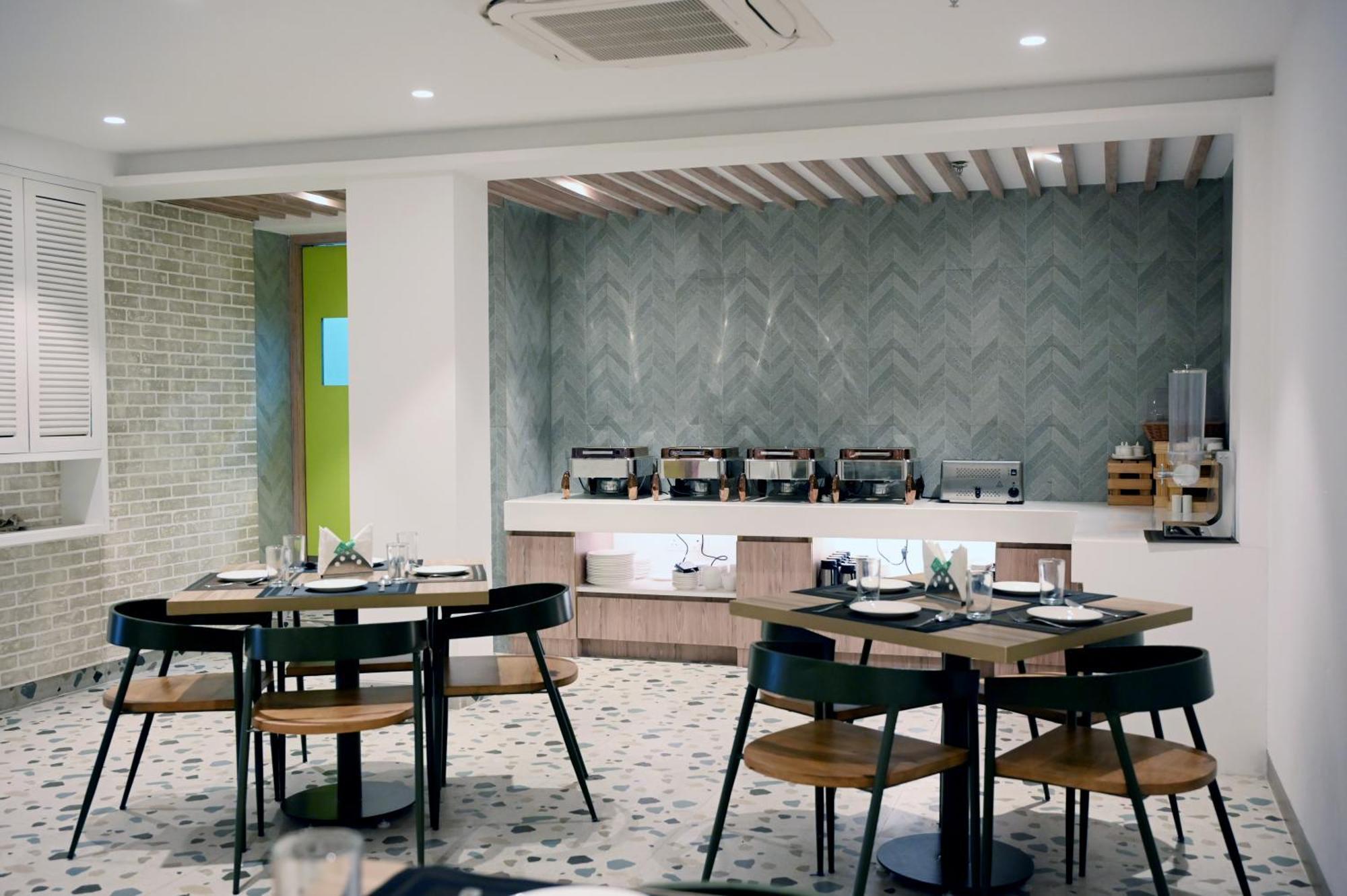 Hotel Le Roi Express Karol Bagh Delhi  Exterior photo